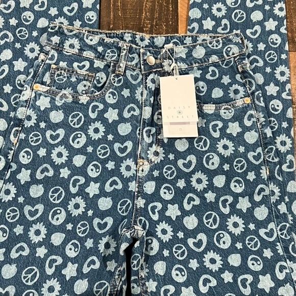 Daisy Street High Rise Mom Jeans - Picture 4 of 9